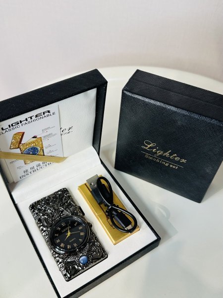 قداحة مع ساعة مزخرفة